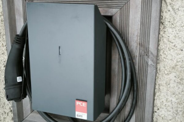 Elektriauto laadija paigaldus.